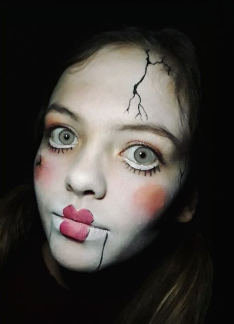 Creepy Dolls Makeup, Halloween Creepy Doll Makeup, Broken Doll Costume Makeup, Doll Halloween Make Up, Doll Makeup For Halloween, Creepy Doll Costume Makeup, Broken Doll Face Makeup, Doll Face Paint Halloween, Broken Porcelain Doll Makeup