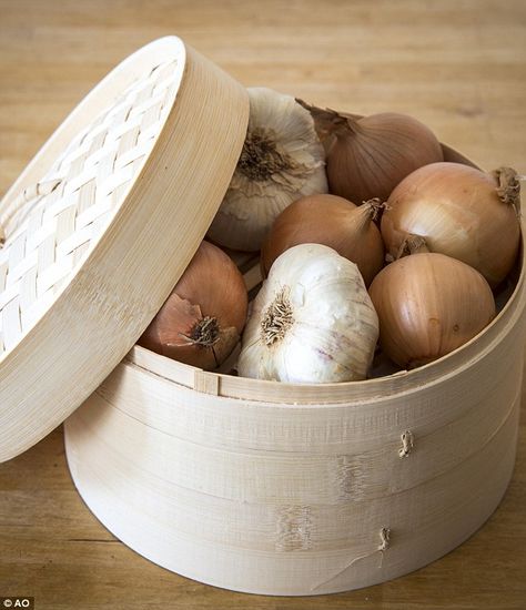 Pack garlic into bamboo steamers to keep produce fresh Onion Garlic Storage Ideas, Garlic And Onion Storage Ideas, Store Onions And Potatoes In Kitchen, Grocery Hacks, Bamboo Steamer, Storing Fruit, Spice Holder, Cutlery Drawer, Declutter Kitchen