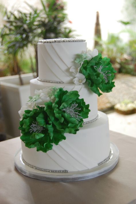 Wedding Cake Emerald Green, Green Wedding Cake, Silver Wedding Cake, Black Wedding Cakes, Emerald Green Weddings, Emerald Wedding, Bridal Shower Cake, September Wedding, Piece Of Cakes