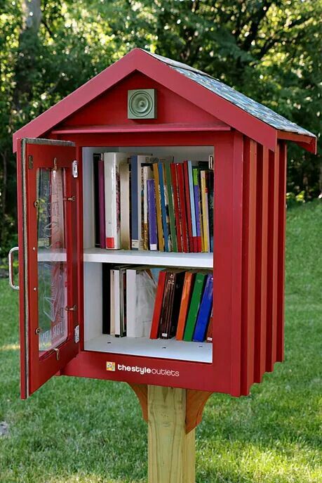 Diy Little Free Library, Little Free Library Plans, Tiny Library, Street Library, Library Plan, Lending Library, Mini Library, Community Library, Home Library Design