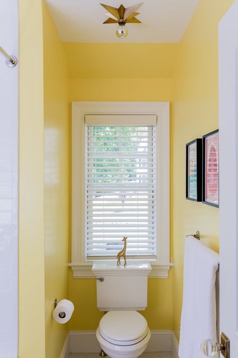 Bathroom Ideas Yellow, Modern Vintage Interior Design, Bathroom Lighting Ideas, Modern Bathroom Light Fixtures, Boston Interior Design, Modern Vanity Lighting, Small Toilet Room, Mid Century Modern Bathroom, Mid Century Bathroom