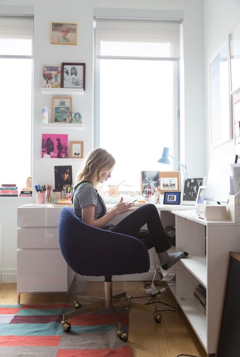 Space Window, Apartment Therapy Small Spaces, Apartment Color Schemes, Tavi Gevinson, Art Walls, Rustic Sofa, Office Den, Trendy Apartment, Brooklyn Apartment