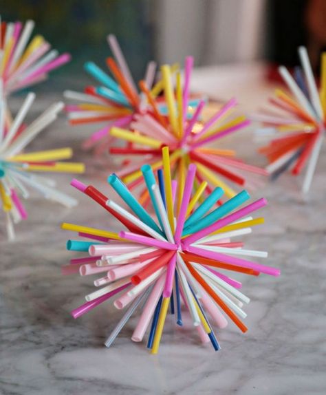 Use straws for something besides drinking chocolate milk! This collection of crafts will show you all sorts of fun DIY projects with drinking straws. Drinking Straw Crafts, Diy Straw, Straw Crafts, Straw Decorations, Drink Straw, Paper Straws, Craft Activities, Kids Crafts, Diy For Kids