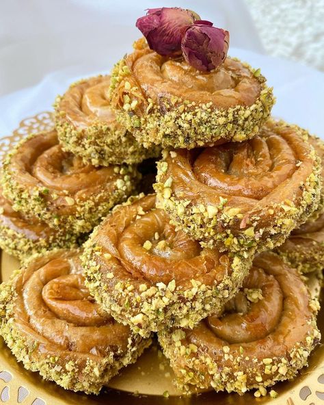 Moroccan Desserts, Kiwi Cake, Algerian Sweets, Morocco Food, Algerian Recipes, Almond Paste, Honey Syrup, Baby Birthday Cakes, Moroccan Food