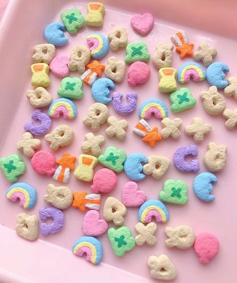 Polymer Clay Lucky Charms, Lucky Charms Painting, Polymer Clay Crafts Food, Lucky Charms Craft, Clay Charms Tutorials, Polymer Clay Croc Charms, Crochet Cereal, Clay Lucky Charms, Lucky Charms Aesthetic