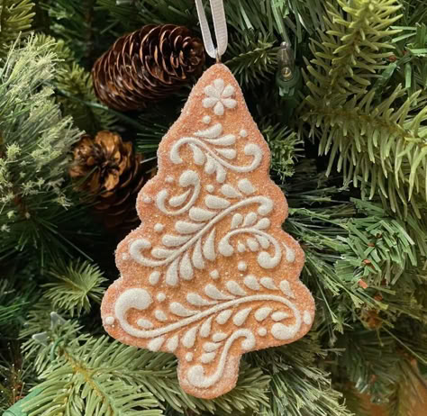 Ceramic Gingerbread Ornaments, Gingerbread Tree Ornaments, Gingerbread Tree Ideas, Christmas Tree Gingerbread Theme, Ginger Bread Decorations Xmas, Clay Gingerbread Ornaments, Gingerbread Christmas Tree Ideas, Gingerbread Themed Christmas Decor, Diy Gingerbread Ornaments