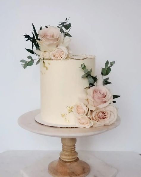 Bridal Shower Cake Flowers, Baby In Bloom Baby Shower Cake, Fake Flower Cake, Fresh Flower Cake Decoration, Baby In Bloom Cake Ideas, Flower Baby Shower Cake, Floral Baby Shower Cake, Cake Unicorn Birthday, Baby In Bloom Cake