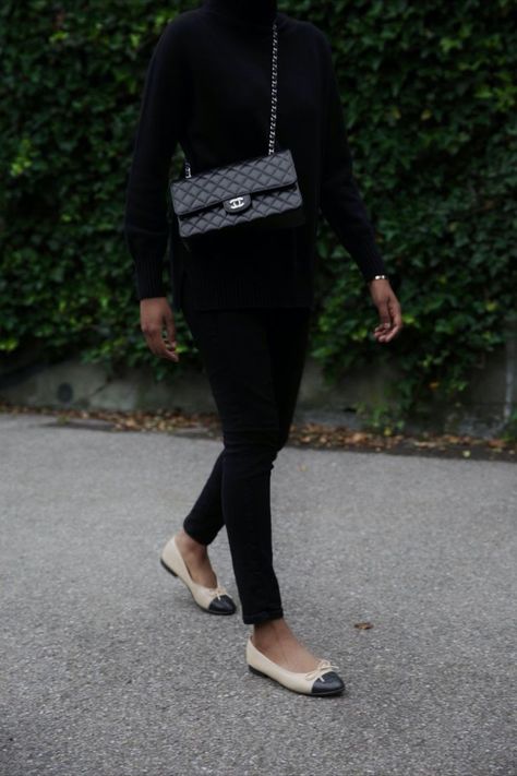 Academic Chic, Cute All Black Outfits, Sweater Weather Outfits, Chanel Bag Outfit, Fashion Travel Outfit, Chanel Slingback, Black Minimal, Minimal Look, Paris Outfits