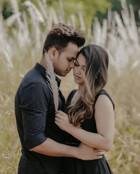 Cupel Pose, Wedding Possess, Prewedding Minimal, Weddings Pose, Prewedding Poses, Pre Wedding Photoshoot Beach, Couples Candid Photography, Pre Shoot, Pre Wedding Photoshoot Props