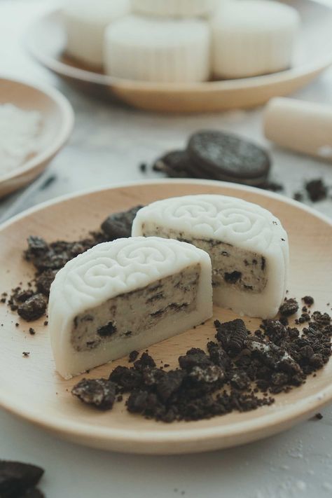 Bento Dessert, Snowskin Mooncake, Mooncake Recipe, Cookies And Cream Cheesecake, Moon Cakes, Cream Cheesecake, Chinese Dessert, Asian Snacks, Autumn Festival