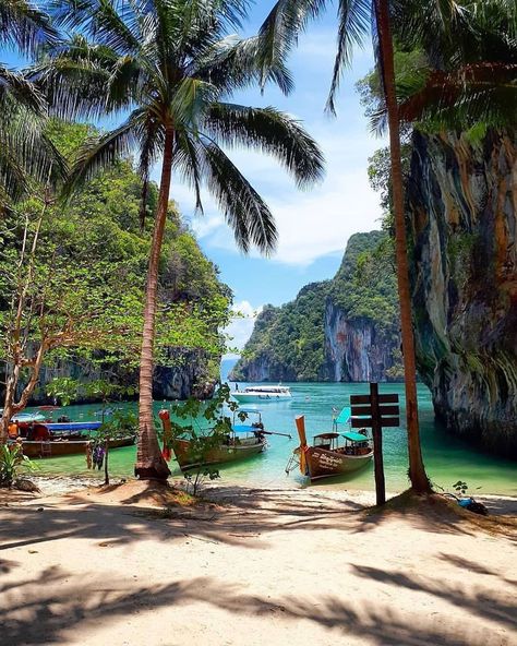 Koh Lao Lading is an amazing island located in the arcipelago in Krabi Province. It is small but very beautiful and unique and it's worth a visit.Photo @alluring_islands #island life# beautiful places#travel bucket list #nature photography Full Moon Party, Visit Thailand, Animale Rare, Phuket Thailand, Dream Travel Destinations, Tourist Places, Krabi, Pattaya, Beautiful Places To Travel