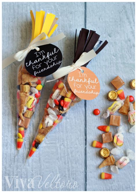 DIY these thoughtful Thanksgiving gifts for your fam - GirlsLife Thanksgiving Favors Diy, Thanksgiving Table Favors, Friendsgiving Food Ideas, Thanksgiving Party Favors, Thanksgiving Favors, Friendsgiving Party, Friends Thanksgiving, Thanksgiving Treats, Diy Thanksgiving