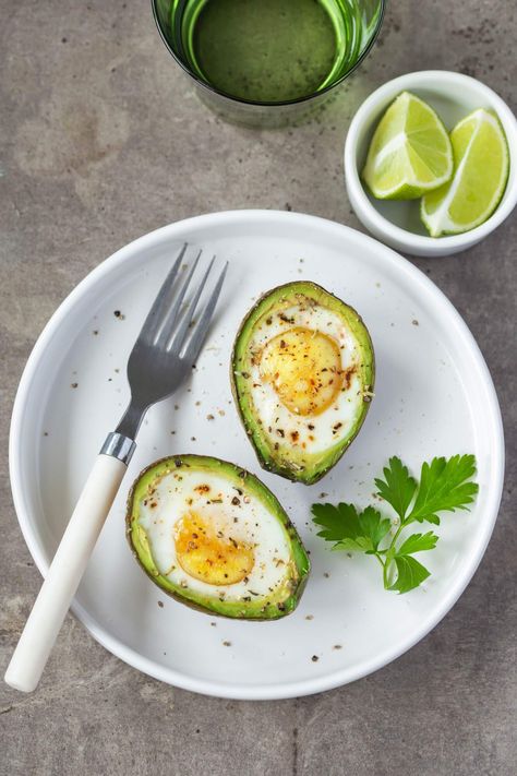 Avocado Egg Bake, Avocado Eggs, Baked Avocado, Egg Recipe, Gym Food, Filling Breakfast, Homemade Breakfast, Cooking Temperatures, Avocado Recipes