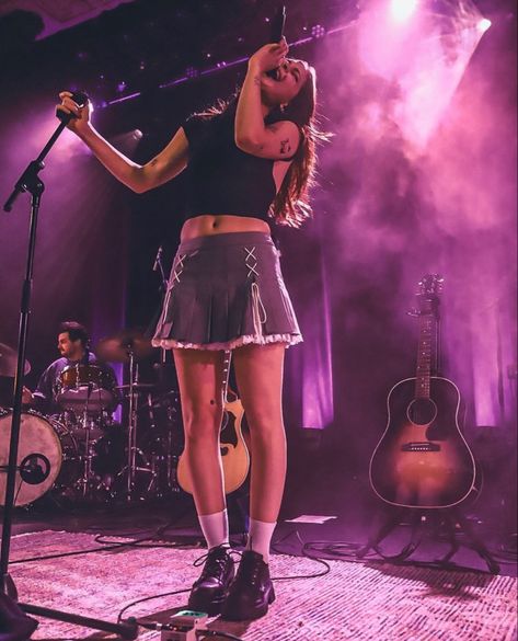 Lizzy Mcalpine Aesthetic Outfits, Lizzy Mcalpine Concert, Lizzie Mcalpine, Gig Outfit, Concert Outfit Winter, Lane Kim, Lizzy Mcalpine, Concert Outfit Ideas, Mad Women