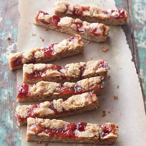 These simple bars are made with cherry preserves, sliced almonds and hearty oats. Cherry Almond Bars, Cake Brownie, Halloween Cookie Recipes, Cherry Preserves, Almond Bars, Fruit Bar, Cherry Almond, Oreo Dessert, Köstliche Desserts