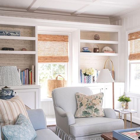 Clary Bosbyshell Welsh (@clarybosbyshell) • Instagram photos and videos Blue And White Living Room, English Country Decor, Traditional Interior Design, White Living, White Living Room, Southern Home, Traditional Interior, Interior Trend, Cozy Room