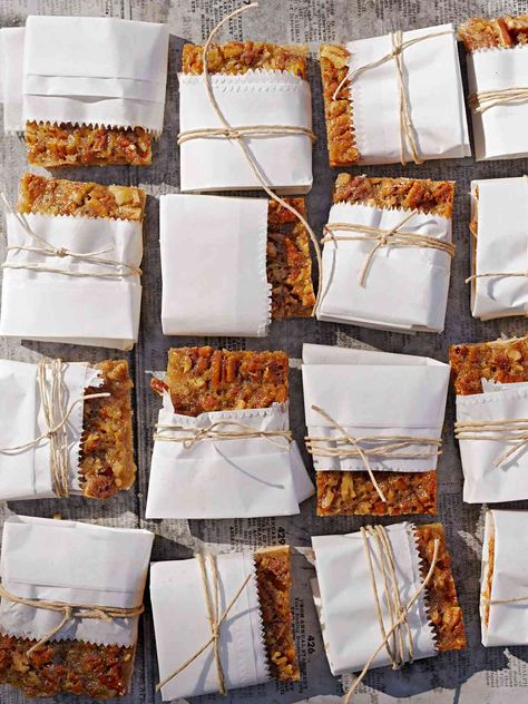 Wrap these Pecan Pie Bars in parchment paper so they're easy to enjoy on the go. Best Pecan Pie Recipe, Millionaire's Shortbread, Lavender Cookies, Best Pecan Pie, Millionaire Shortbread, Diy Food Gifts, Homemade Food Gifts, Homemade Candy, Pecan Pie Bars