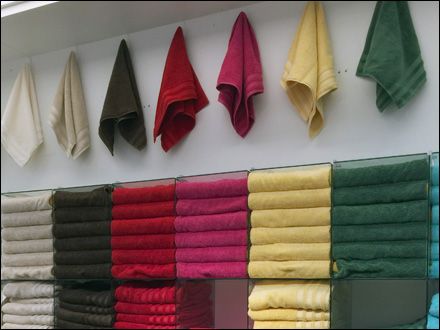 Retail Stand Design, Towel Styling, Fabric Presentation, Log Decor, Towel Display, Clothing Business, Showroom Display, Wash Cloths, Showroom Design