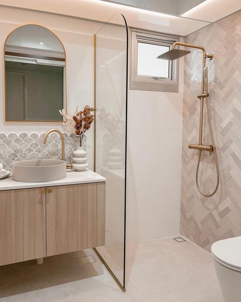 𝑪𝒉𝒆𝒓𝒓𝒊𝒆𝒑𝒆𝒊. på Instagram: “Scallop tiles with arch mirror and shower screen 😍✨ . . . #scallops #sgbathroom #bathroomdesign #homestyling #interiorstyling…” Bathroom For Small Spaces, Timeless Bathroom Tile, Traditional Bathroom Ideas, Timeless Bathroom Design, Organic Modern Bathroom, Scallop Tiles, Small Master Bath, Small Bathroom Interior, New House Bathroom