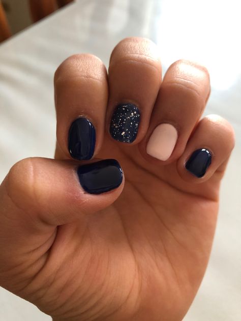 Navy Blue Dip Powder Nails Design, Navy Gel Nails Ideas, Navy Manicure Ideas, Navy Dip Nails, Bridesmaid Nails Short, Navy Blue Short Nails, Short Navy Blue Nails, Navy Blue Nails Short, Navy Fall Nails