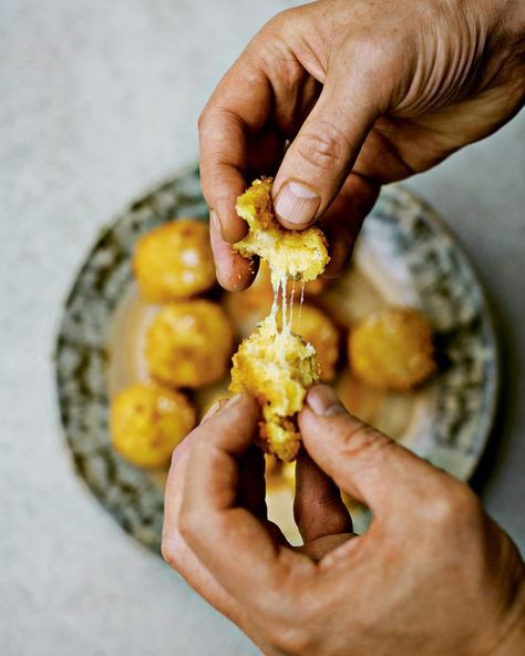 Cheesy polenta fritters Polenta Canapes, Polenta Balls, Polenta Dishes, Vegetarian Supper, Arancini Balls, Savoury Bites, Cheesy Polenta, Starter Ideas, Christmas Canapes