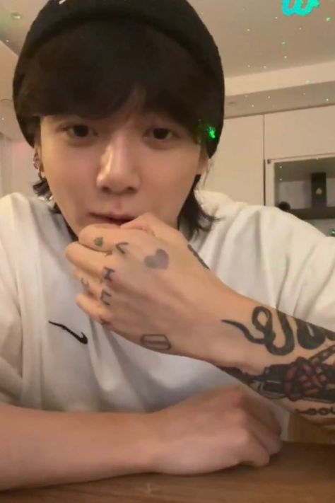 Jungkook Weverse Live, Bts 2023, Jungkook Weverse, Bts Ot7, Jungkook Cute, Jung Kook, Baby Star, Bts Jungkook, Jeon Jungkook