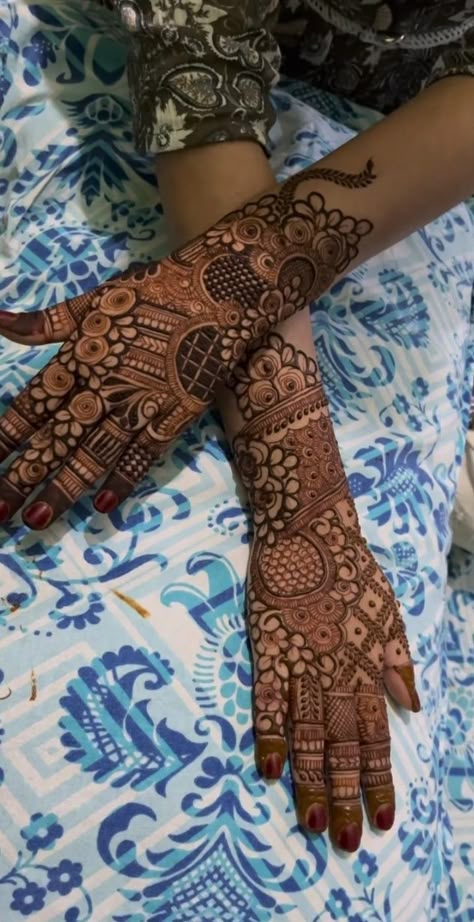 Mahindi Desine Pakistani, Mahidi Dijaen, Unique Mahendi Designs, Simple Mahendi Design For Hands, Back Hand Mehndi Designs Full, Semi Bridal Mehendi Design, Mehndi Art Designs Back Hand, Simple Mehendi Design, Hand Mehendi