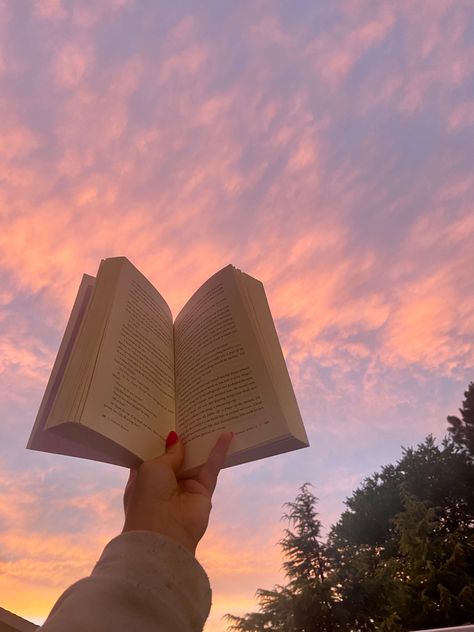 Book Sunset Aesthetic, End Of August Aesthetic, End Of Year Aesthetic, Sunset Widget Aesthetic, Spring Book Aesthetic, Roxy Core, Books And Sunset, Emilycore Aesthetic, End Of Summer Aesthetic