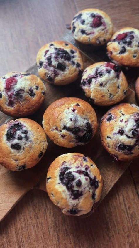 Mixed Berry Recipes, Lily Lou, Agggtm Aesthetic, Berry Muffin Recipe, Muffins Homemade, Choc Muffins, Mixed Berry Muffins, Berry Muffins, Fresh Salad Recipes