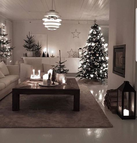 𝗛𝗢𝗠𝗘 𝗗𝗘𝗦𝗜𝗚𝗡 on Instagram: “Credit 📷 @sonja_ols #interiordetails #interiorforinspo #interior4you1 #interior_and_living #interiordesigner #christmasdecor #christmas🎄” Light Sofa, Dekorasi Kamar Tidur, Christmas Decorations Living Room, Cool Christmas Trees, Christmas Living Rooms, Online Furniture Shopping, Retail Furniture, Online Furniture Stores, Christmas Inspiration