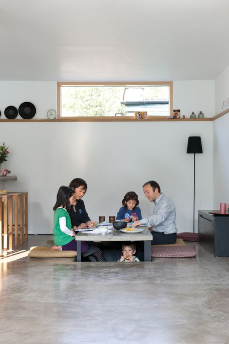 Konishi / Gaffney Residence | by Konishi Gaffney Architects Japanese Dining Room, Japanese Dining Table, Low Dining Table, Diy Esstisch, Japanese Dining, Japanese Table, Japanese Furniture, Japanese Interior Design, Floor Table