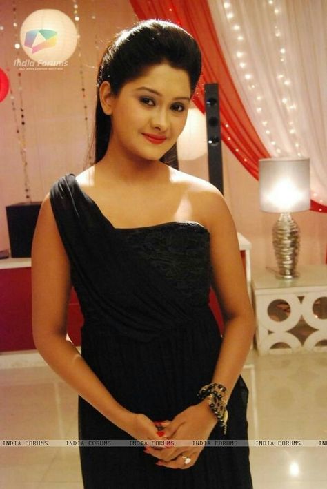 Kanchi Singh Kanchi Singh, Couple Images, Cute Love Couple Images, Cute Love Couple, Cute Love, One Shoulder Blouse, One Shoulder Formal Dress, One Shoulder Dress, Strapless Top