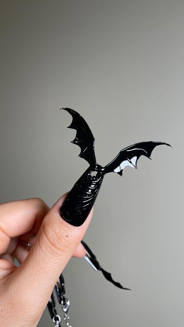 San Sung Kim | 김산성 on Instagram: "𝓓𝓪𝓻𝓴𝓷𝓮𝓼𝓼 𝓲𝓷 𝓕𝓵𝓲𝓰𝓱𝓽 … Melting vinyl, shimmering chains, and bat wings ready to take flight into the night…this piece is my vision of the perfect Halloween nail. Just the right amount of spooky and sexy🦇 ⛓️💫 —— Products Used: •@gelcare.official Patent Leather Black* •Gracia Crazy Top Thick from @haenails* •@apresnailofficial long coffin tips *PR" Bat Wing Nails, Coffin Tips, Into The Night, Halloween Nail, Bat Wings, Halloween Nails, Patent Leather, Bat, Flight