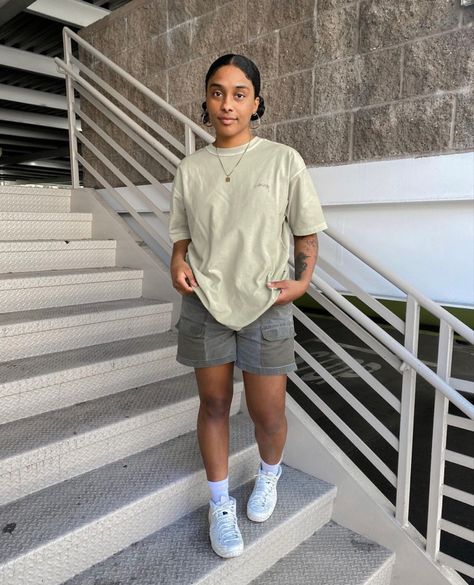 Summer Vacation Outfits Tomboy, Casual Summer Streetwear, Grey Cargo Shorts Outfit Women, Tomboy Vacation Outfits, Summer Outfits Masc Women, Tomboy Shorts Outfit, Stem Outfits Style Summer, Stem Summer Outfits, Bummy Outfits Summer