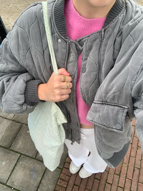 #outfitinspiration #floraltotebag #paddedjacket Knit Jacket Outfit, Padded Jacket Outfit, Knitwear Aesthetic, Work Fits, Pants Adidas, Adidas Forum, Autumn Fits, Fall Inspiration, Copenhagen Style