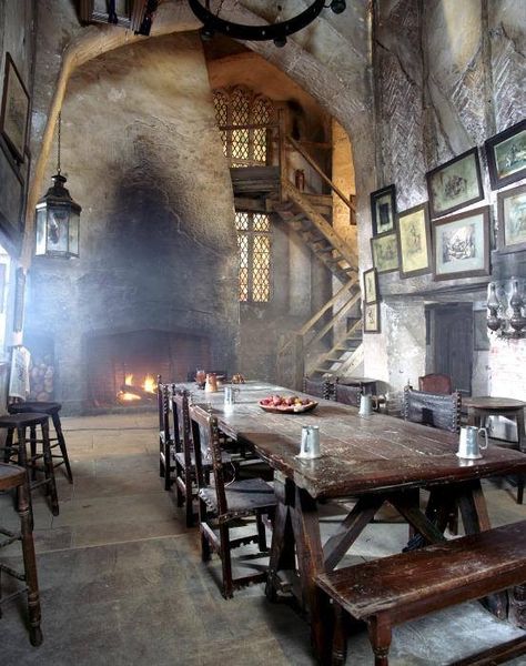 Leaky Cauldron, Chateau Medieval, Castles Interior, Images Harry Potter, Medieval Life, Hogwarts Aesthetic, Prisoner Of Azkaban, Harry Potter Aesthetic, Medieval Castle