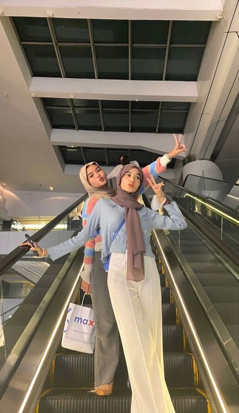 Ootd Hijab Style, Ootd Poses, Ootd Hijab Casual, Simple Style Outfits, Modesty Outfits, Hijab Style Casual, Casual Hijab, Casual Hijab Outfit, Hijabi Outfits Casual