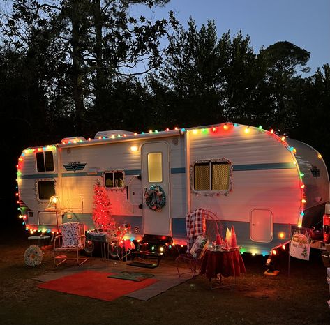 Christmas In A Camper, Rv Christmas Decorations, Camper Exterior, Rv Christmas, Camper Christmas, Christmas Camping, Glamper Camper, Rv Holiday, Christmas Lights Outside