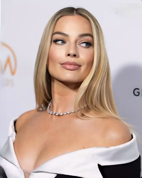 Margot Robbie Style Once Upon A Time Hair, Margot Robbie Eyebrows, Margo Robbie Make Up, Margot Robbie Color Pallet, Margot Robbie Icons Aesthetic, Margot Robbie No Makeup, Blonde Actresses Under 30, Margot Robbie Makeup Looks, Margot Robbie Hair Blonde