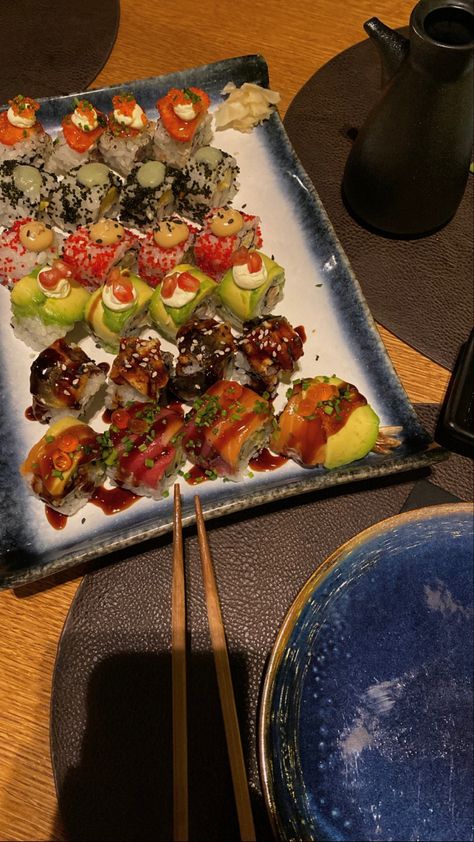 Sushi Dinner Aesthetic, Sushi Aesthetic Instagram, Sushi Date Aesthetic, Sushi Tumblr, Food Inspo Aesthetic, Fancy Sushi, Picnic Instagram, Aesthetic Sushi, Cute Picnic