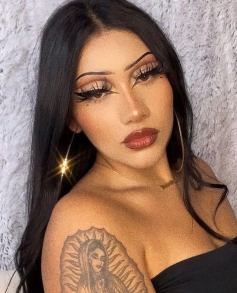 Chicana Makeup Looks 90s, Chicana Eyebrows, Pachuca Makeup, Chicana Eyeshadow, Mexican Makeup Ideas, Chola Rooms Aesthetic, Chola Makeup Latina 90s, 90s Chola Makeup, Chola Style Makeup