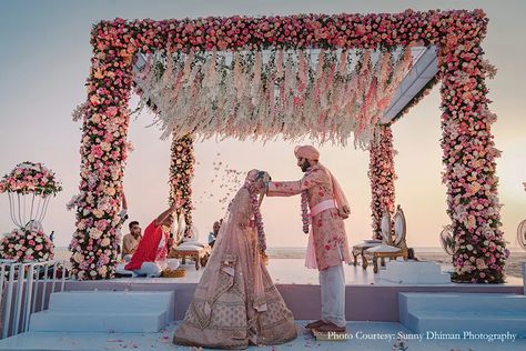 Indian Beach Wedding Mandap, Square Mandap Decor, Indian Wedding On Beach, Goa Indian Wedding, Wedding Chori Mandap Indian, Beach Sangeet Decor, Goa Wedding Decor, Mandap Aesthetic, Vidhi Mandap Indian Weddings