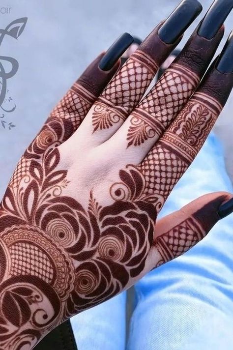 Need a new approach to mehndi designs for your hands for your own or a good friend's wedding? Consider these gorgeous mehndi designs for brides and bridesmaids. Gorgeous Mehndi Designs, Back Mehndi Design, Back Mehndi, Mehndi Designs For Brides, Design Mehendi, Khafif Mehndi, Latest Arabic Mehndi Designs, Khafif Mehndi Design, Unique Mehndi