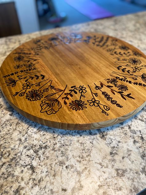 Wood Burning Circle Design, Pyrography Gift Ideas, Wood Burning Table Top Design, Wood Burning Bowls, Cricut Serving Tray Ideas Wood, Wood Burning Crafts To Sell, Wood Burning Serving Board, Wood Burnt Coaster, Wood Burning Signs