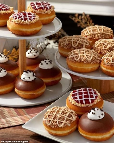 Donat Glaze, Thanksgiving Desserts Kids, Donut Flavors, Krispy Kreme Donuts, Pumpkin Spice Donut, Thanksgiving Desserts Easy, Donut Dessert, Holiday Pies, Baking Business