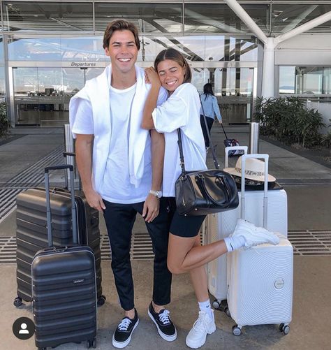 Airport Poses Couple, Couples Airport Outfit, Siblings Goals, Coachella 2019, Couple Matching Outfits, Travel Infographic, Vacation Photo, Ulzzang Couple, Boyfriend Goals