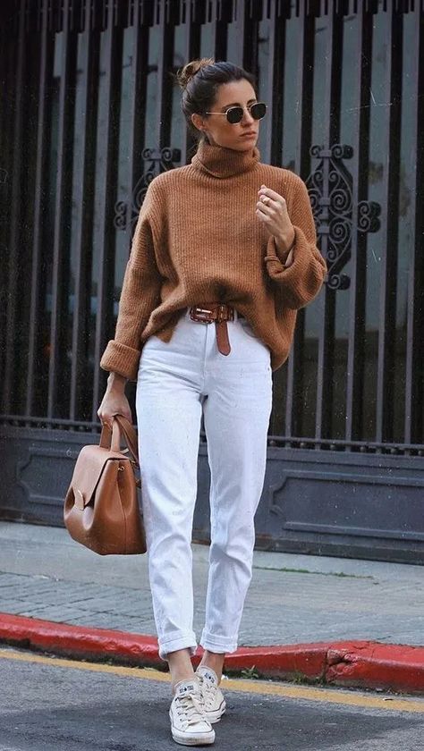 Witte Jeans Outfit, Pretty Winter Outfits, Look Jean, White Jeans Outfit, Skandinavian Fashion, Chic Fall Outfits, Outfit Chic, Winter Mode, Pants Brown