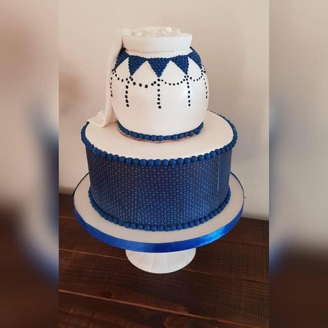 African Lobola Cakes, Lobola Cake Ideas, Tswana Traditional Wedding Cakes, Traditional Cakes Wedding African, Beaded Wedding Cake, Sparkly Wedding Cakes, African Wedding Cakes, African Cake, African Inspired Wedding