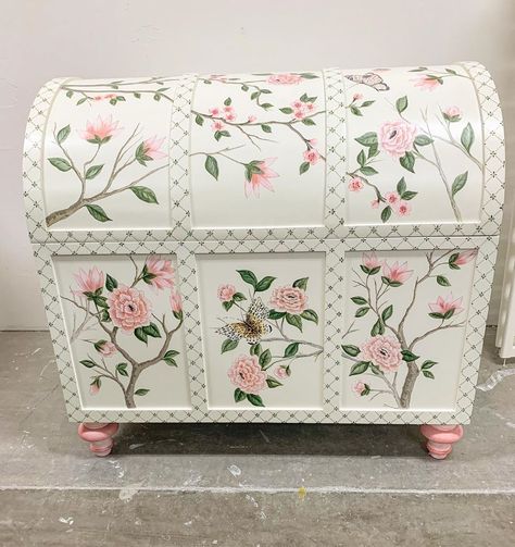 AFK Furniture on Instagram: “Such a pretty painted chest we made!  What would you use it for? A Hope Chest?  A Costume Chest?  Blanket Chest?” Toy Chest Painting Ideas, Hope Chest Decorating Ideas, Wood Chest Makeover, Hope Chest Ideas, Hope Chest Diy, Afk Furniture, Girls Toy Chest, Painted Toy Chest, Chest Painting