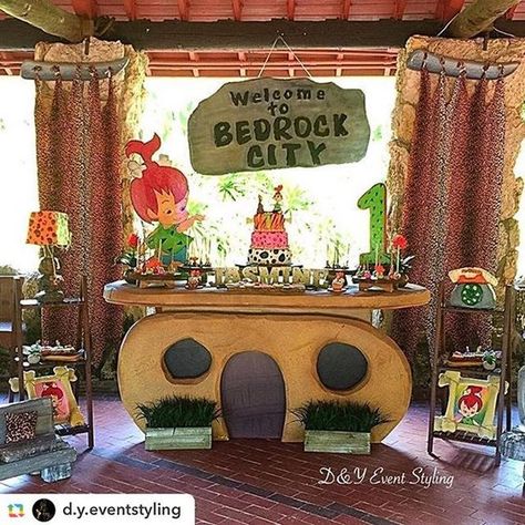 Ok y'all, you know how much I love dessert tables. I just adore this Flinstones First Birthday Dessert Table from @d.y.eventstyling and sweets by @albiscake  Flintstones prop table by @elfren  #firstbirthday #pebblesbirthday #pebblesparty #flintstonesthem Flintstone Theme, Flinstones Party, Flintstone Party, Yabba Dabba Two, Flintstones Party, Easy Birthday Desserts, Pebbles And Bam Bam, Dessert Table Birthday, Birthday Party Desserts